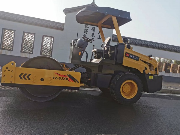 6噸單鋼輪振動壓路機(jī)}